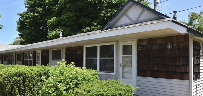 Lakeside Motor Lodge (Lakeside Motel) - Web Listing (newer photo)